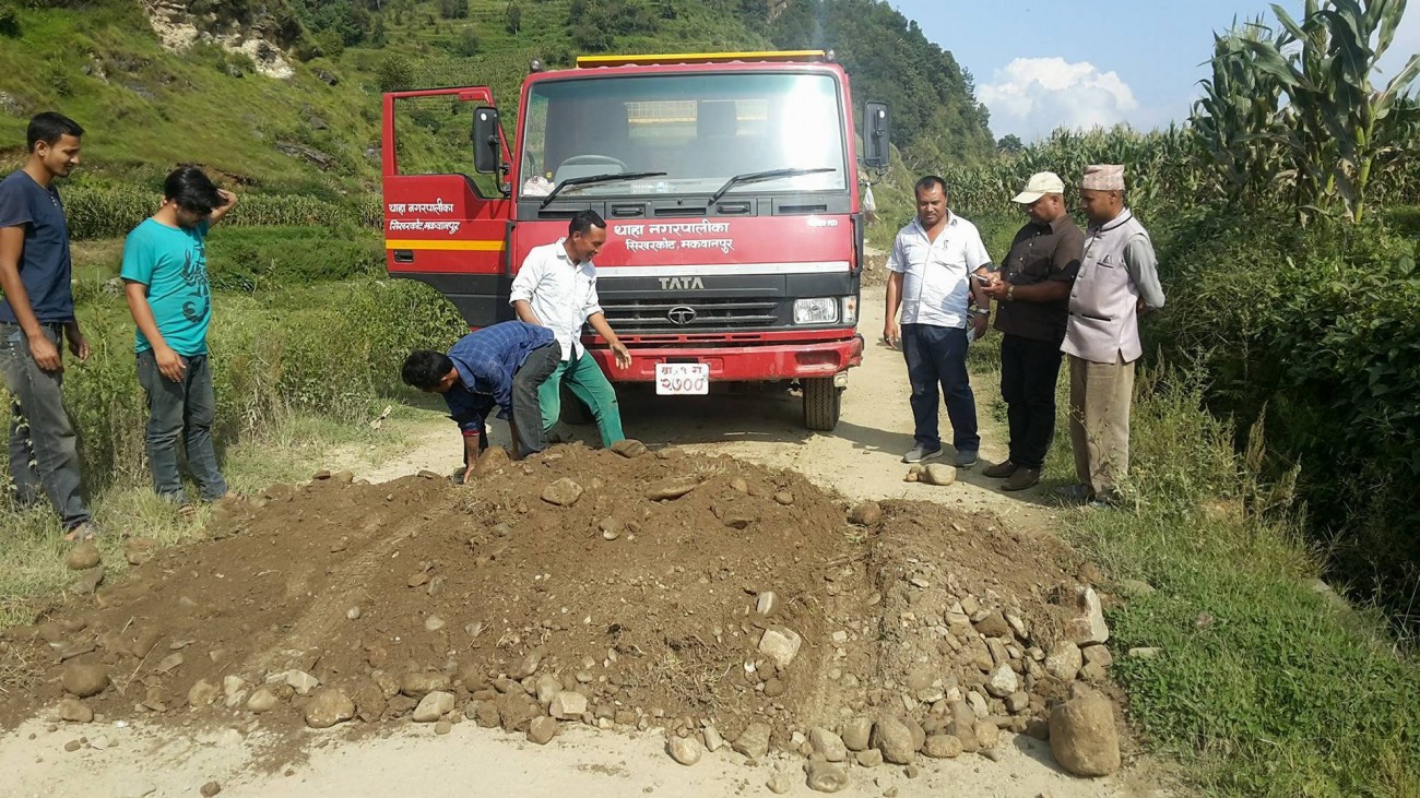 upamayor-aafai-sadak-ma-1505465414.jpg