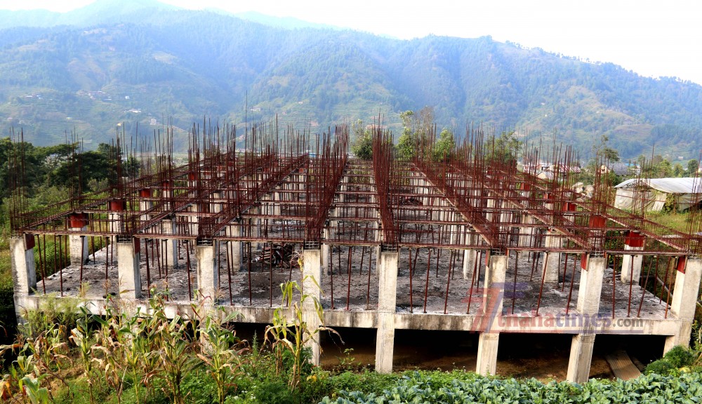 थाहा–४ मा निर्माण थालिएको १६ वर्षमा पनि सम्पन्न हुन नसकेको ऋषेश्वर शीत भण्डारको अलपत्र भवन ।