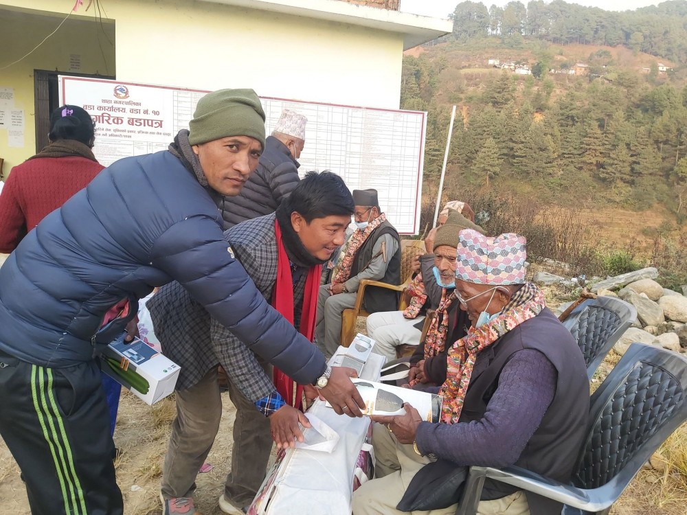 थाहा नगरपालिका वडा नम्बर १० मा गरिएको सम्मान तथा सामाग्री वितरण ।