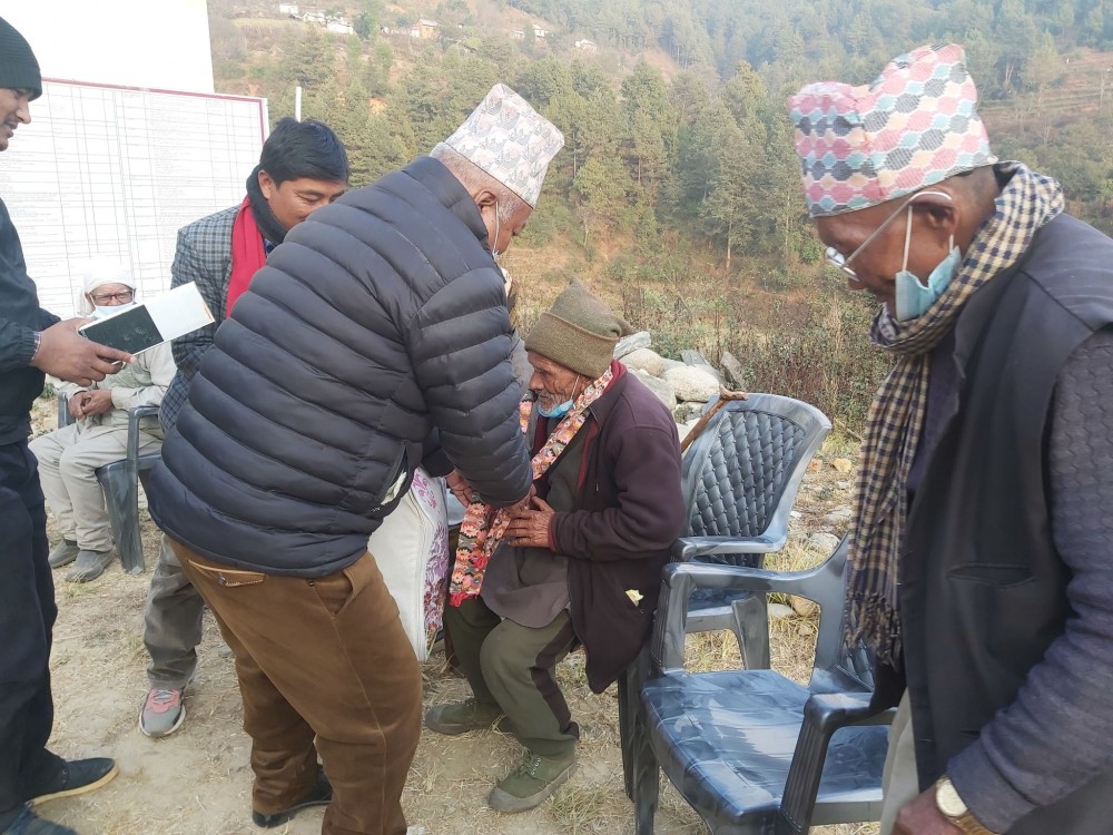 थाहा नगरपालिका वडा नम्बर १० मा गरिएको सम्मान तथा सामाग्री वितरण ।