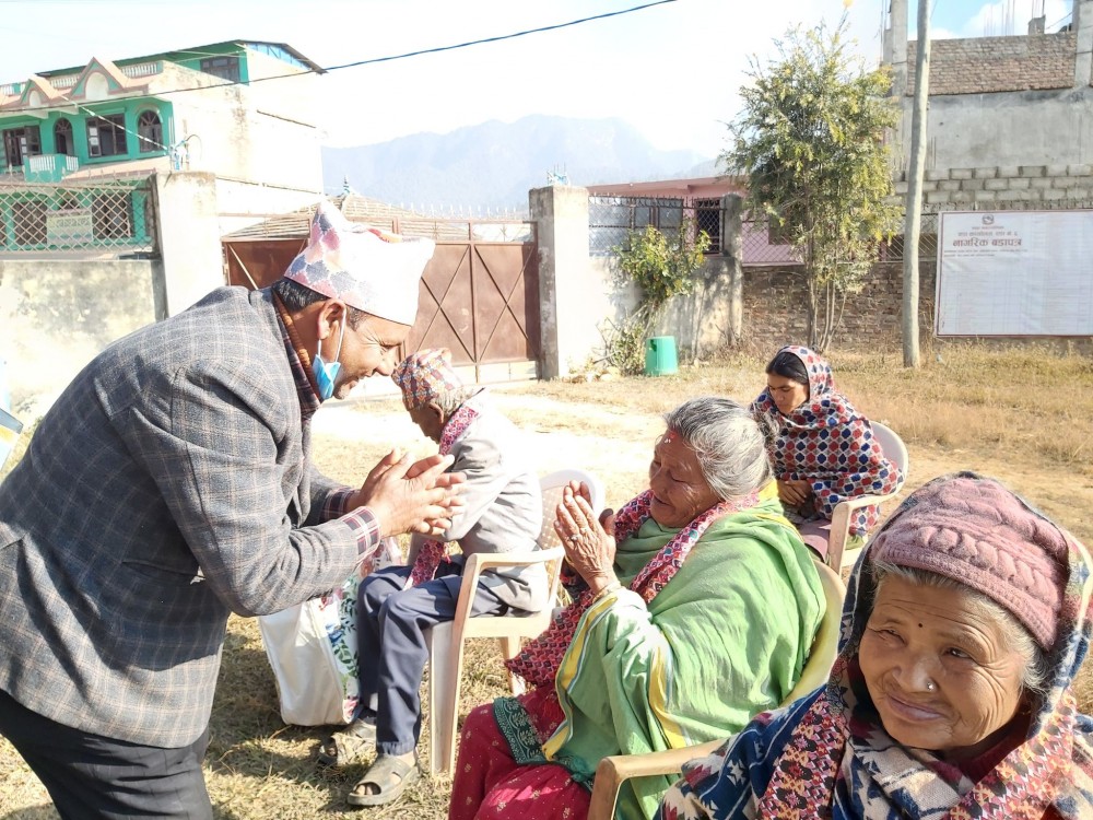 थाहा नगरपालिका वडा नम्बर ६ मा गरिएको सम्मान तथा सामाग्री वितरण ।