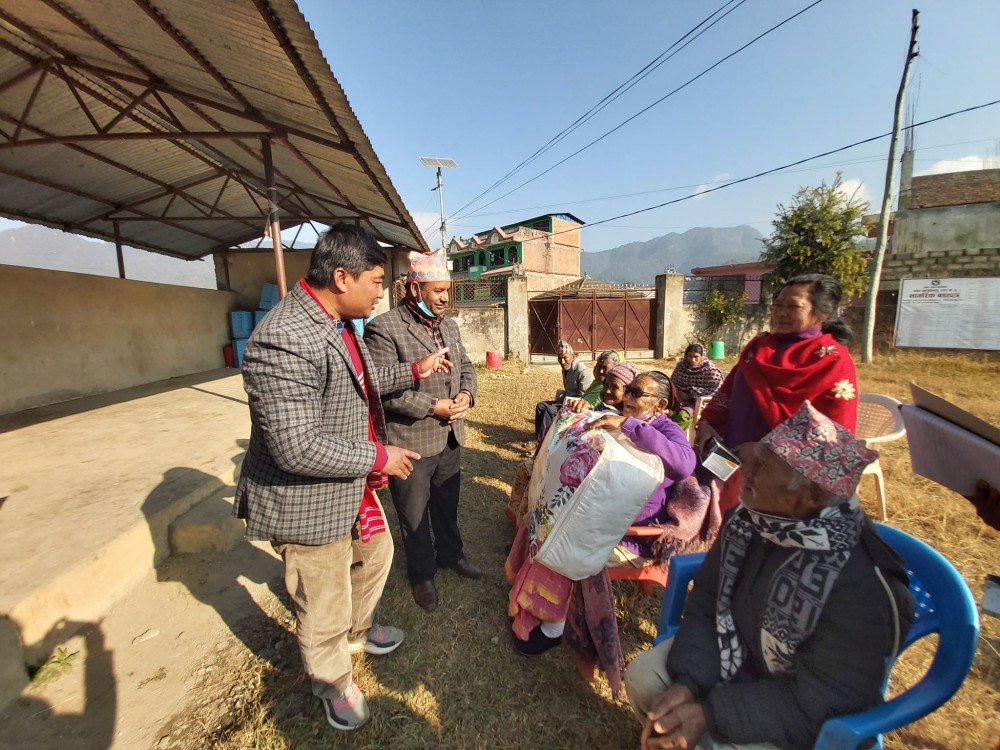 थाहा नगरपालिका वडा नम्बर ६ मा गरिएको सम्मान तथा सामाग्री वितरण ।