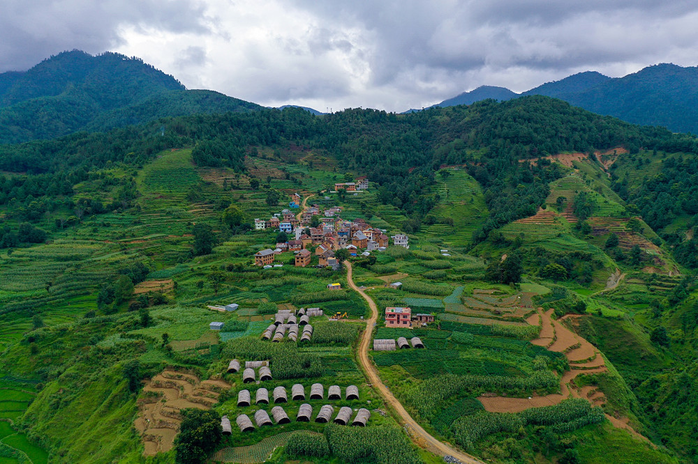 थाहा नगरपालिका वडा नम्बर १०, कलाटु गाउँ र साथमा खेतीपातीका दृश्य 